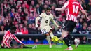 Pemain Barcelona, Lamine Yamal, mencetak gol ke gawang Athletic Bilbao pada pertandingan jornada ke-27 Liga Spanyol di Stadion San Mames, Minggu (8/3/2026). (AP Photo/Miguel Oses)