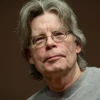 Stephen King pun ikut di-block oleh Donald Trump do. Stephen pun menuliskan bahwa d irinya tak akan membiarkan Trump menonton filmnya yakni IT atau MR. MERCEDES.(Rolling Stone)