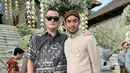 Di saat akad nikah, keduanya tampil gentleman bak mas-mas Jawa dengan setelan beskap dan kain batik sebagai bawahan. [Foto: Instagram/imantang75]