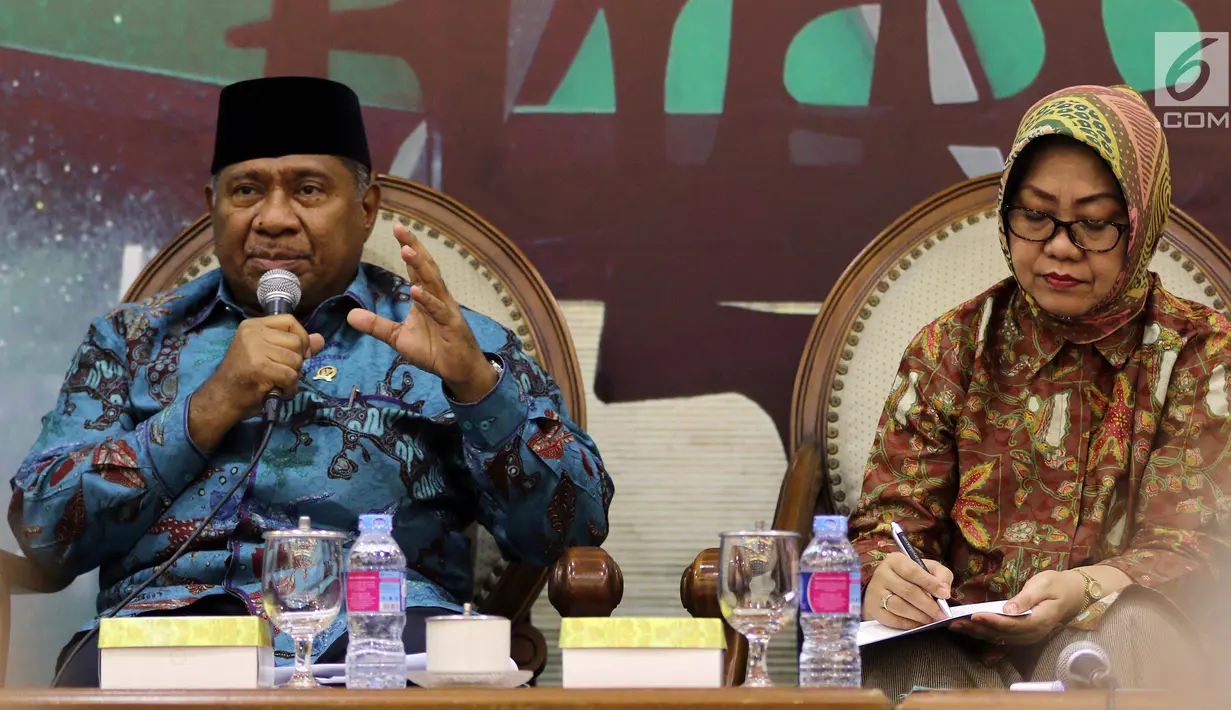 Ketua Komisi VIII Ali Taher Parasong (kiri) bersama peneliti LIPI Siti Zuhro saat diskusi legislasi di Kompleks Parlemen, Jakarta, Selasa (9/10). Diskusi membahas bantuan yang diberikan kepada korban gempa Kota Palu. (Liputan6.com/JohanTallo)