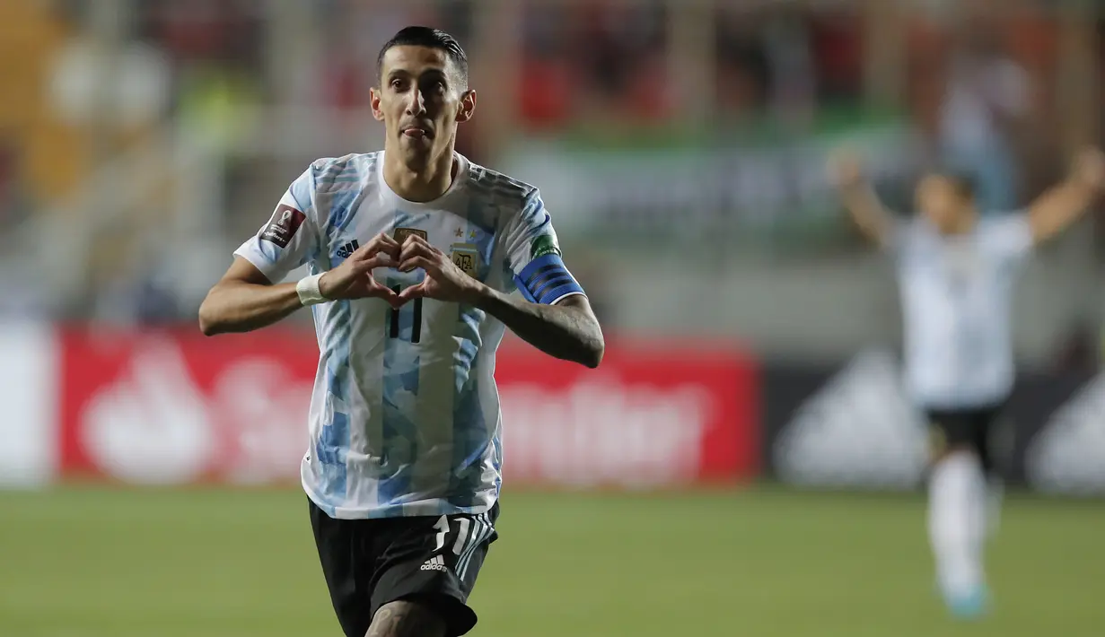 Argentina mengejutkan tuan rumah Cile dengan unggul 1-0 di menit ke-9 melalui gol Angel Di Maria. Tembakan melengkung kaki kirinya dari luar kotak penalti yang mengarah ke pojok kanan gawang tidak mampu dijangkau kiper Cile Claudio Bravo. (AP/Pool/Javier Torres)