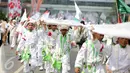 Ratusan orang melakukan long march dari Senayan menuju Bundaran HI, Jakarta, Minggu (16/8/2015). Parade Tauhid yang diikuti berbagai organisasi massa Islam ini digelar dalam rangka mensyukuri kemerdekaan RI yang ke 70 tahun. (Liputan6.com/Faizal Fanani)