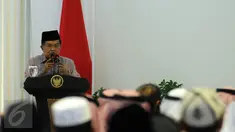 Wapres Jusuf Kalla membacakan pidato penutup musabaqoh hafalan Al Quran dan Hadits di Istana Wakil Presiden, Jakarta, Kamis (21/4/2016). 150 peserta dari 25 negara mengikuti acara yang digelar di Masjid Istiqlal. (Liputan6.com/Helmi Fithriansyah)