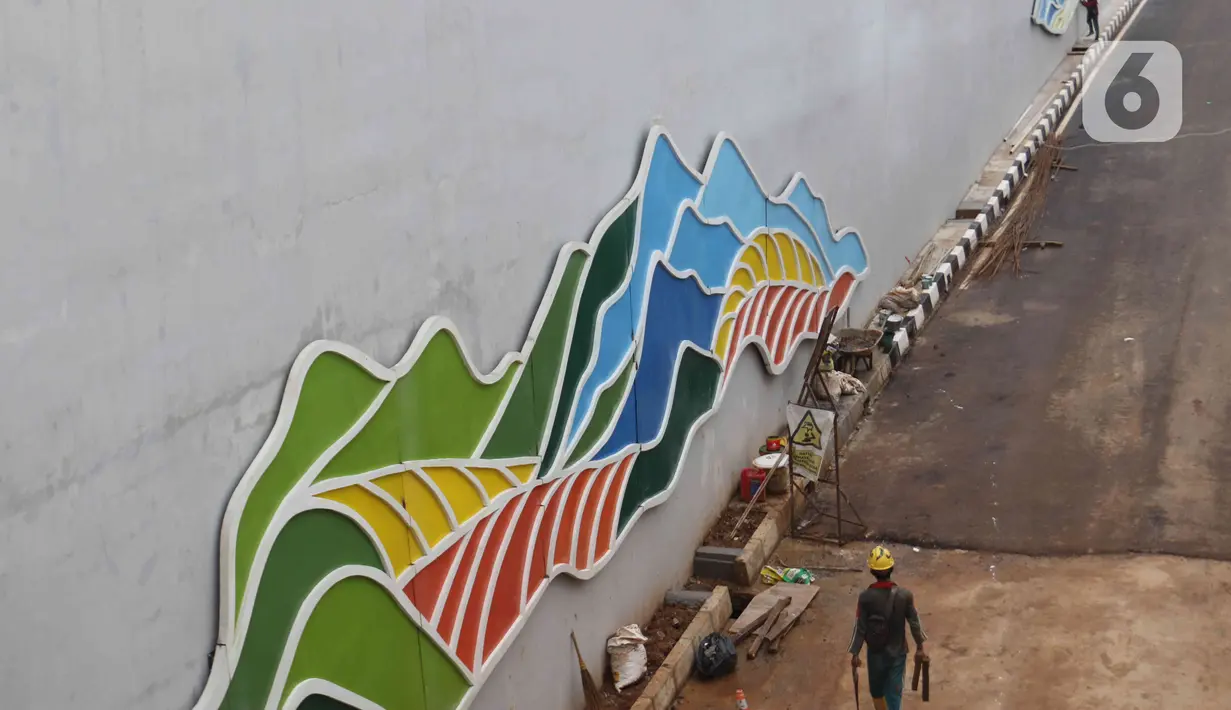 Pekerja menyelesaikan proyek pembangunan Underpass Jalan Dewi Sartika di Depok, Jawa Barat, Selasa (3/1/2023). Proyek yang menghabiskan anggaran sebesar sebesar Rp 108,6 miliar ini diharapkan menjadi solusi dalam mengatasi kemacetan yang kerap terjadi di Jalan Dewi Sartika ke arah Jalan Margonda Raya. (Liputan6.com/Herman Zakharia)