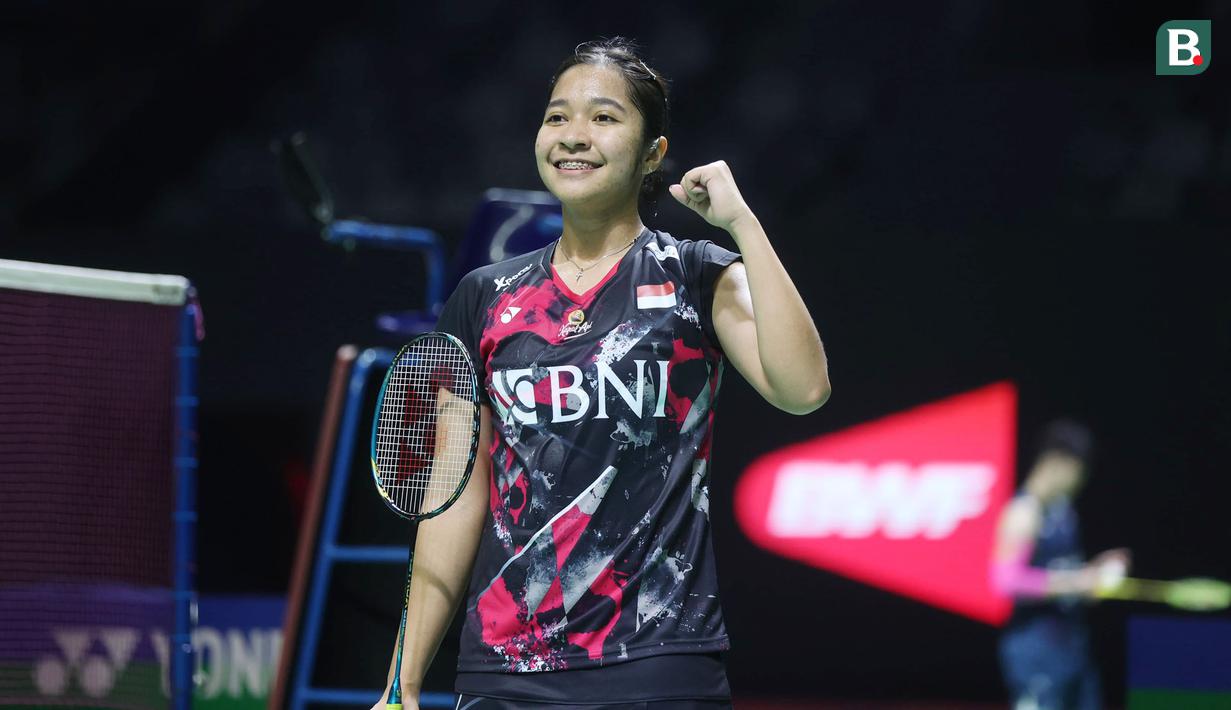 <p>Pebulu tangkis tunggal putri Indonesia, Ester Nurumi Tri Wardoyo berpose merayakan kemenangan atas wakil Jepang, Nozomi Okuhara pada laga babak 32 besar Indonesia Open 2024 di Istora Senayan, Jakarta, Selasa (4/6/2024). Ester Nurumi Tri Wardoyo menang dua game langsung 21-17, 21-16. (Bola.com/M Iqbal Ichsan)</p>