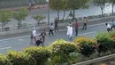 Massa melempar batu ke arah petugas kepolisian dari jalan tol dalam kota saat bentrok massa di kawasan Slipi, Jakarta, Rabu (22/5/2019). Jalan tol dalam kota sempat ditutup sekitar setengah jam, dan massa dihalau petugas ke arah kemanggisan. (merdeka.com/Arie Basuki)