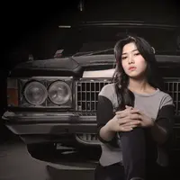 Tak hanya memiliki suara yang aduahai,  Isyana Saraswati juga mahir memainkan piano, organ listrik, seruling, biola, dan saksofon. (Mobil antik By Dano 081280069182, Galih W. Satria/Bintang.com)