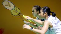 Pebulu tangkis ganda putri Indonesia, Amalia Cahaya Pratiwi/Febriana Dwipuji Kusuma bersiap menerima kok dari pasangan Korea, Kim Hye Jeong/Kong Hee Yong dalam laga perempat final Indonesia Masters 2025 melawan di Istora Senayan, Jakarta, Jumat (24/01/2025). (Bola.com/Bagaskara Lazuardi)