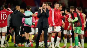 Pelatih Manchester United, Michael Carrick, bertepuk tangan memberikan apresiasi terhadap tim dan pendukung di Old Trafford setelah kemenangan telak 4-0 atas Sabah FK pada laga matchday pertama Liga Champions 2026/2026, Jumat (11/9/2026) dini hari WIB. (AP Photo/Dave Thompson)