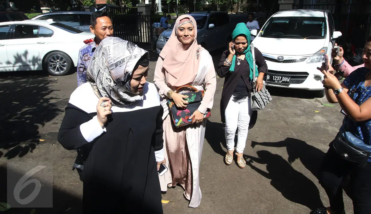 Aktris Elma Theana menyambangi Komisi Perlindungan Anak Indonesia (KPAI), Jakarta, Selasa (20/9). Elma dipanggil KPAI guna dimintai keterangan terkait dugaan pelecehan seksual terhadap anak yang dilakukan Gatot Brajamusti. (Liputan6.com/Immanuel Antonius)