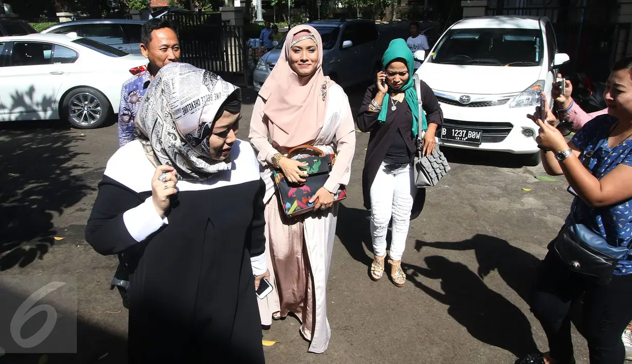 Aktris Elma Theana menyambangi Komisi Perlindungan Anak Indonesia (KPAI), Jakarta, Selasa (20/9). Elma dipanggil KPAI guna dimintai keterangan terkait dugaan pelecehan seksual terhadap anak yang dilakukan Gatot Brajamusti. (Liputan6.com/Immanuel Antonius)