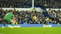 Miguel Almiron dari Newcastle, kanan, menendang bola saat pertandingan sepak bola Liga Premier Inggris antara Everton dan Newcastle, di Stadion Goodison Park, di Liverpool, Inggris, Kamis, 7 Desember 2023. (AP Photo/Jon Super)