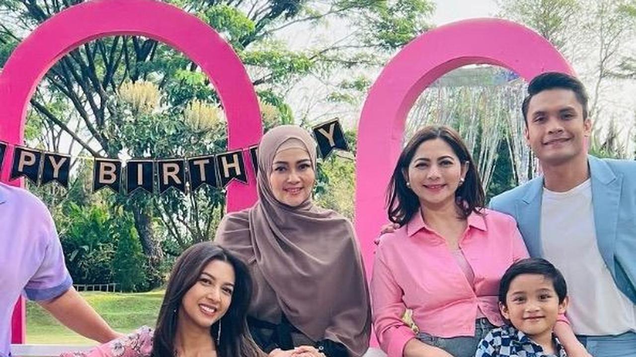 Ini momen saat di lokasi syuting. Terlihat Cut Keke mengenakan kemeja warna merah muda.