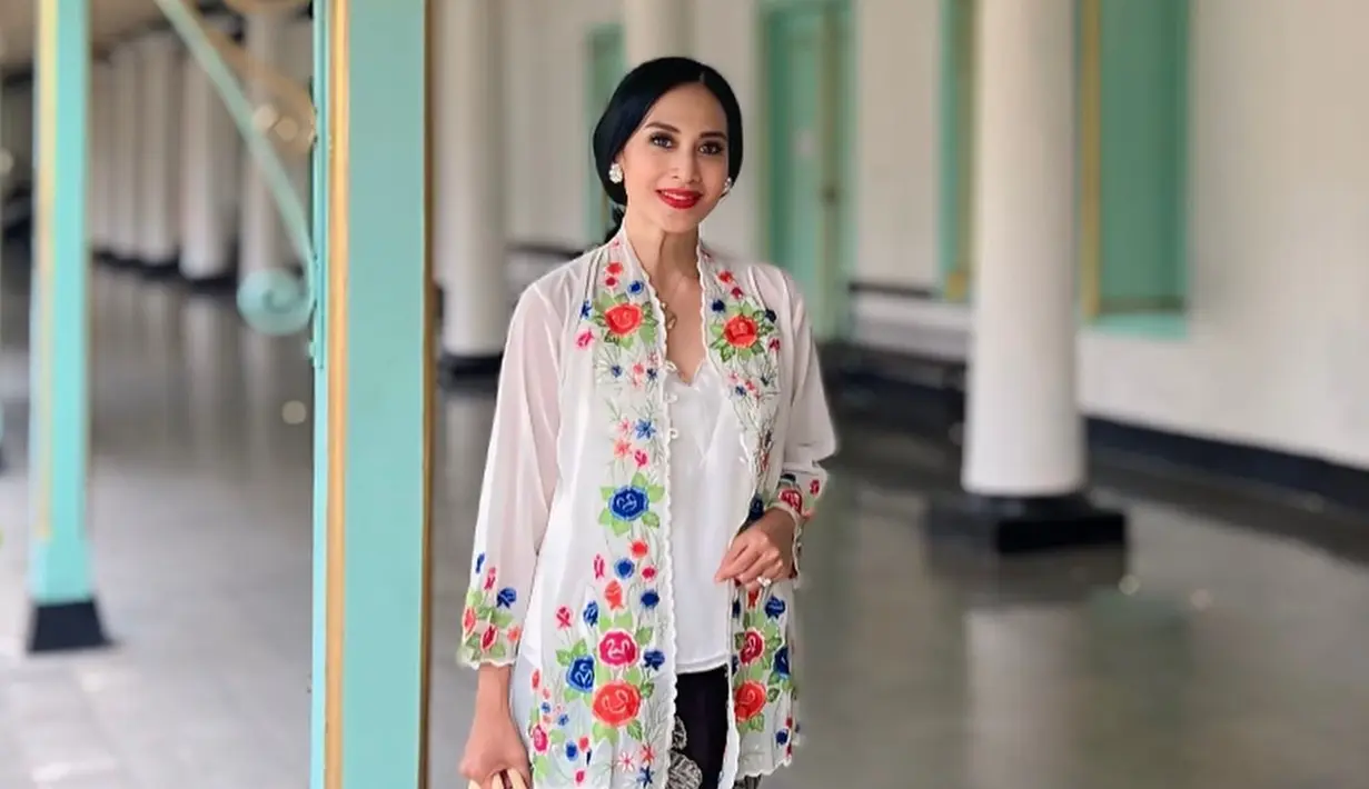 Memiliki seorang ibu yang tinggal di Solo, Diah menceritakan bahwa dirinya bersama saudara-saudaranya tinggal di Jakarta. Kini ibundanya yang sudah berusia 70 tahun masih sangat sehat dan masih bisa menyetir sendiri ketika beraktivitas. (Liputan6.com/IG/@dps_diahpermatasari)