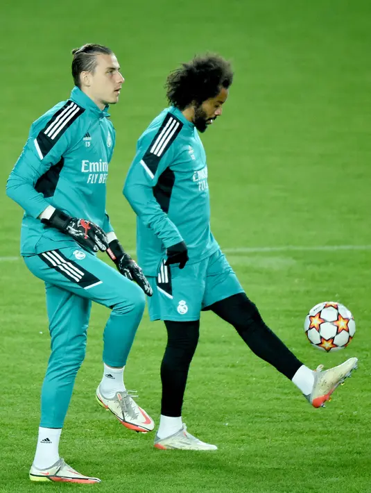 Kiper Real Madrid Andriy Lunin dan bek Real Madrid Marcelo mengambil bagian dalam sesi latihan di Stadion Sheriff di Tiraspol, Selasa (23/11/2021). Real Madrid bakal melawat ke markas FC Sheriff pada laga kelima Liga Champions 2021/22, Kamis dini hari WIB. (Sergei GAPON / AFP)
