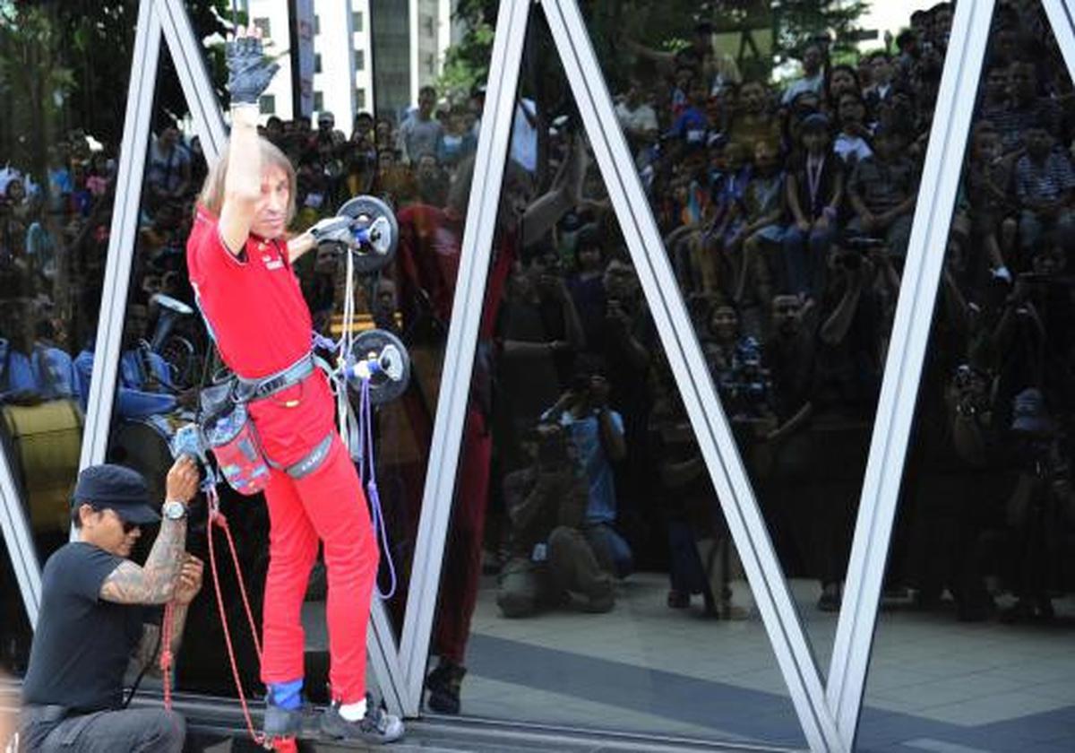 Aksi Spiderman panjat Bakrie Tower