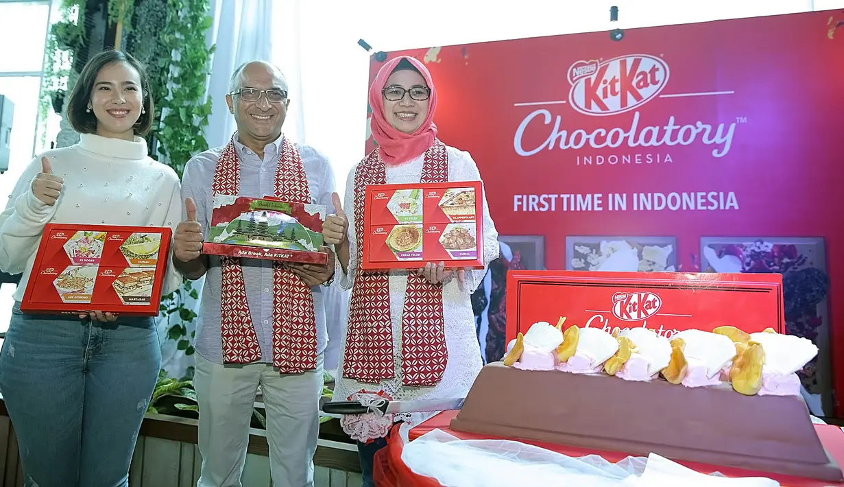 Cokelat digemari mulai dari anak-anak sampai dewasa karena rasa manis dan legit dalam cokelat yang menjadi pemikat. Belum lagi makanan manis ini mengandung asam amino yang bisa bikin otak lebih rileks dan bahagia. (Bambang E Ros/Bintang.com)