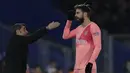 Pelatih Barcelona, Ernesto Valverde, memberi arahan kepada Gerard Pique, saat melawan Getafe pada laga La Liga di Stadion Alfonso Perez, Minggu (6/1). Barcelona menang 2-1 atas Getafe. (AP/Manu Fernandez)