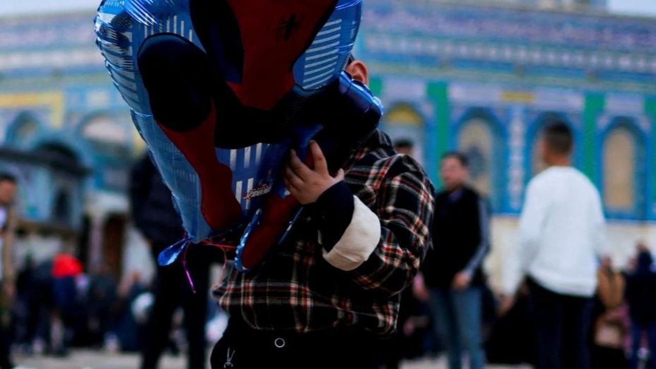 Salat Idulfitri di Masjid Al-Aqsa juga menjadi momen penting bagi umat Muslim Palestina untuk saling bersilaturahmi dan menguatkan tali persaudaraan. <br>