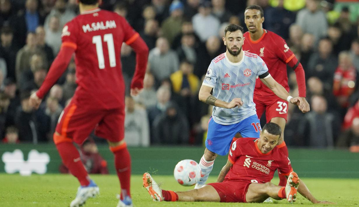 Laga melawan Liverpool tadi malam menjadi salah satu penampilan terburuk Bruno Fernandes. Ia tak mampu keluar dari tekanan pemain Liverpool dan gagal menjadi pemegang kendali permainan Manchester United. (AP/Jon Super)
