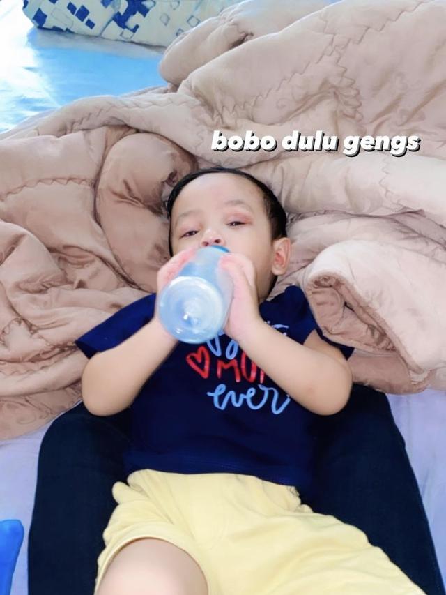 Fuji juga membagikan momen ketika ia menidurkan Gala Sky.