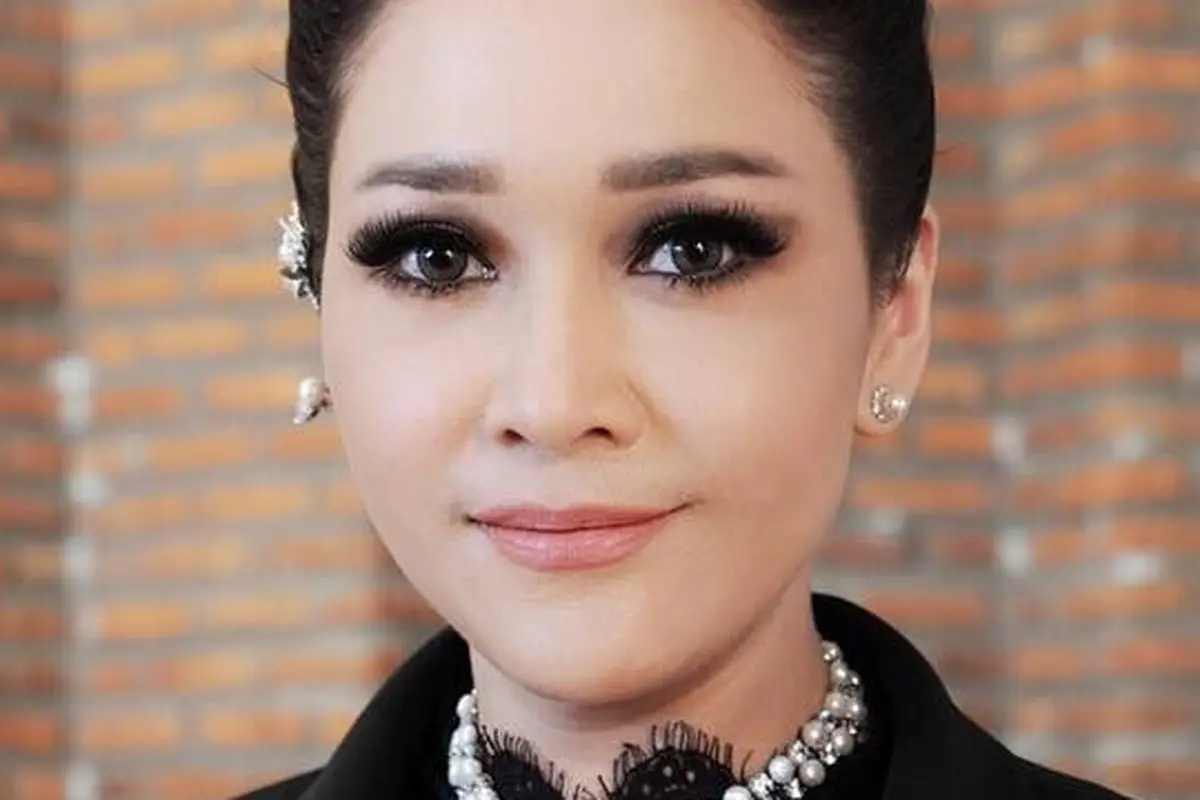 [Bintang] Ruginya Ahmad Dhani, Kecenya 5 Gaya Milenials Maia Estianty Ini