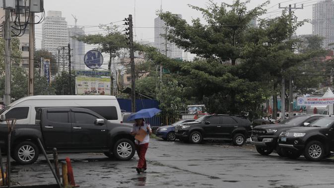 Topan Kammuri mulai menyerang Manila, Filipina, Selasa (3/12/2019). (Bola.com/Zulfirdaus Harahap)