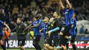 Para pemain Inter Milan melakukan selebrasi usai pertandingan melawan Benfica pada leg kedua perempat final Liga Champions di stadion San Siro di Milan, Italia, Kamis, 20 April 2023. (AP Photo/Luca Bruno)