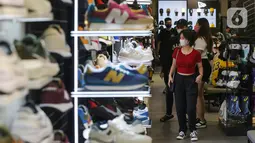 Pengunjung melihat deretan sepatu di JD Sports Lippo Mall Puri, Jakarta (3/03/2022). enempati area seluas 630 m2 JD sports menghadirkan sepatu sneakers favorit dan sport ternama seperti Nike, Adidas, The North Face, Vans, Puma, Mckenzie, Pink Soda, Puma dan merek lainya.(Liputan6.com/Fery Pradolo)