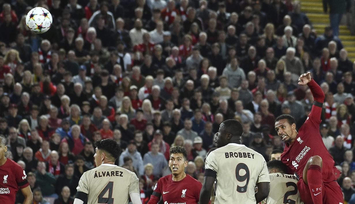 Ketika laga sepertinya akan berakhir imbang, Matip muncul menjadi pahlawan ketika sundulannya pada menit ke-89 sudah melewati garis gawang. Wasit pun langsung memberi sinyal bahwa gol tercipta. (AP Photo/Rui Vieira)