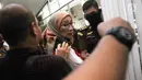 Ratna Sarumpaet menuju ruang tahanan sebelum menjalani sidang perdana di Pengadilan Negeri Jakarta Selatan, Kamis (28/2). Terdakwa kasus penyebaran berita bohong dan keonaran ini akan menjalani sidang perdana. (Liputan6.com/Herman Zakharia)