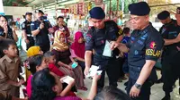 Puluhan personel Brimob Batalyon C Pelopor menggelar sosialisasi dan membagikan masker untuk mengantisipasi virus corona covid-19 di Terminal Harjamukti Cirebon. Foto (Liputan6.com / Panji Prayitno)