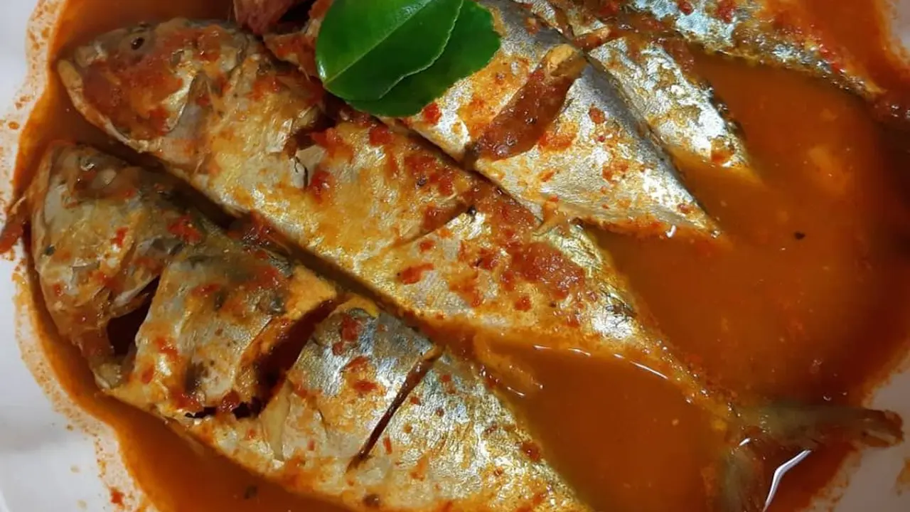 Sepiring ikan kembung asam padeh