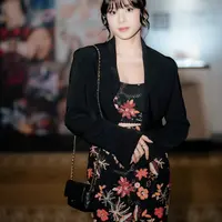 Zee Asadel hadirkan tampilan memikat dengan gaya yang elegan. Paduan outer beskap dan dress bermotif floral yang membuat kesan dewasa. [Foto: Instagram/ Zee Asadel]