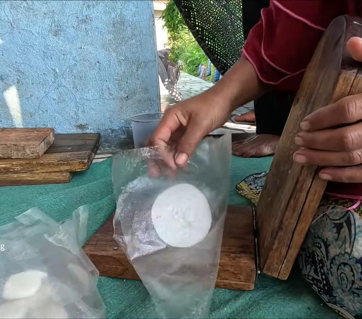 “Kalau ada haulan (peringatan anggota keluarga yang meninggal setahun lalu) khasnya menyediakan kolontong untuk sajian tamu,” kata pembuatnya.