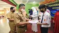 Wali Kota Tarakan, dr. Khairul, M.Kes menyerahkan beasiswa kepada 30 siswa perwakilan pelajar yang berprestasi di Auditorium SMPN 1 Tarakan.