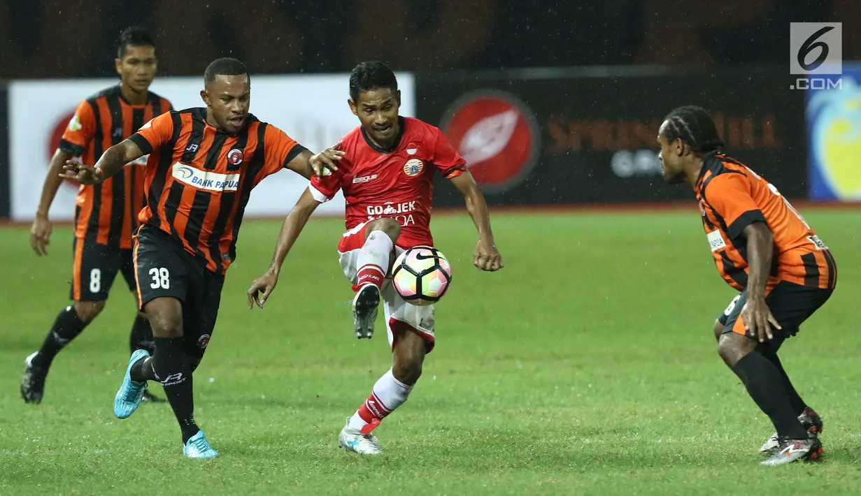 Gelandang Persija, Ramdani Lestaluhu (ketiga kiri) mencoba keluar dari kawalan pemain Perserui pada lanjutan Liga 1 Indonesia di Stadion Patriot Candrabhaga, Bekasi, Selasa (13/6). Persija menang telak 3-0 atas perserui. (Liputan6.com/Helmi Fithriansyah