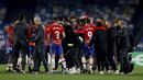 Para pemain Granada dan ofisial tim merayakan kelolosan mereka ke babak 16 Besar Liga Europa meskipun kalah 1-2 dari Napoli dalam laga leg kedua babak 32 Besar di San Siro Stadium, Kamis (25/2/2021). (LaPresse via AP/Alessandro Garofalo)