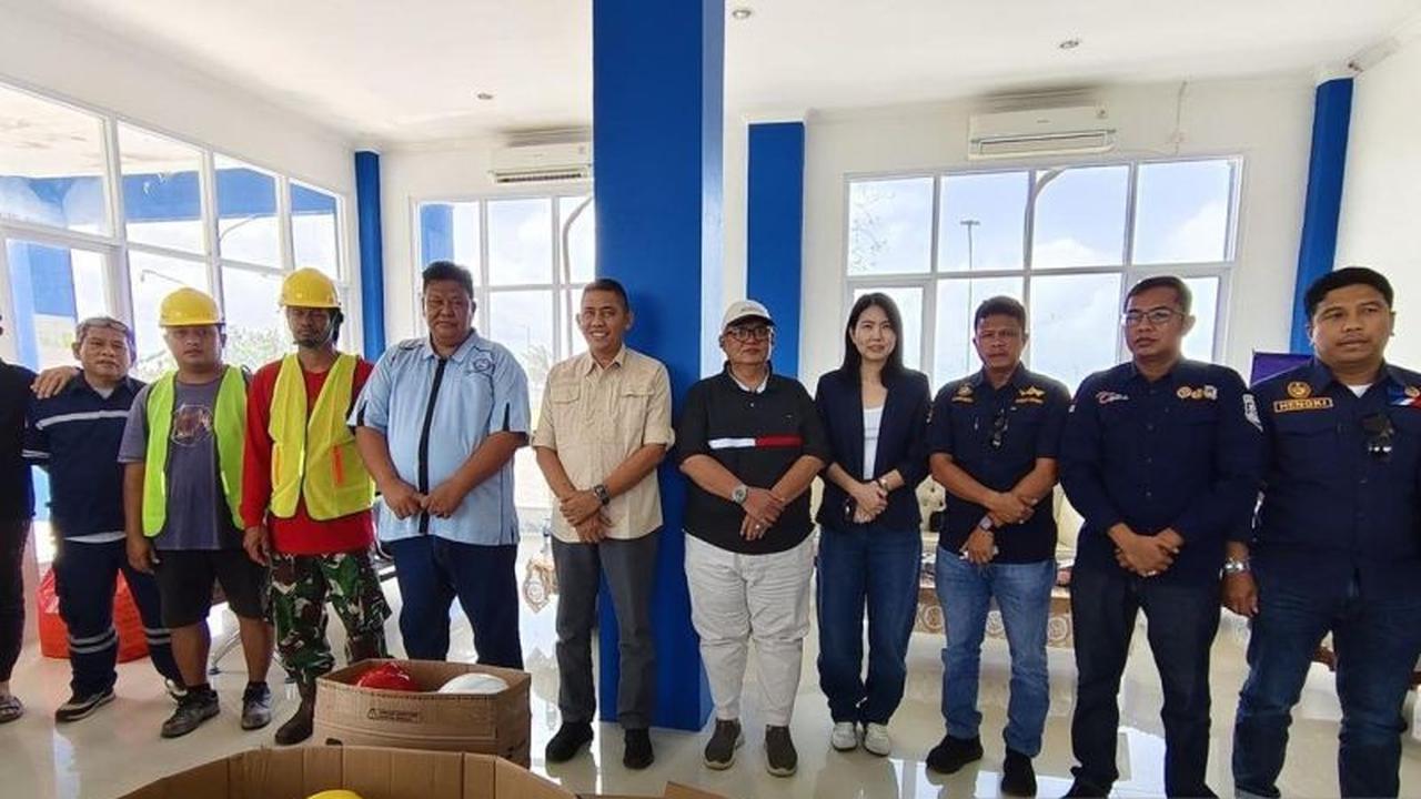 KSOP Tanjungpandan Bagikan APD ke TKBM Pelabuhan, Tingkatkan Keselamatan Kerja di Tanjung Batu