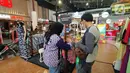 Pengunjung melihat-lihat batik saat pameran di Mal Botani Square, Bogor, Jawa Barat, Minggu (2/10/2022). (Liputan6.com/Magang/Aida Nuralifa)