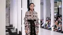 Balutan busana rancangan Rinda Salmun bertajuk 'No.2' saat dipamerkan dalam Fashion Nation 2018 di Senayan City, Jakarta, Rabu (18/4). (Liputan6.com/Faizal Fanani)
