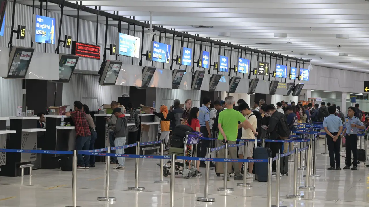 Sempat ditutup imbas erupsi Gunung Anak Krakatau, operasional penerbangan di Bandara Soekarno-Hatta mulai pulih bertahap dan melayani ratusan penerbangan harian. (Dok Kemenhub)