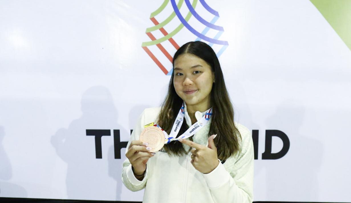 Medali perunggu terakhir yang direbut oleh Akuatik Indonesia hari ini di SEA Games 2025 berasal dari Flairene Candrea dalam nomor 100m gaya punggung putri dengan perolehan waktu 1 menit 2,60 detik. (Dok. Akuatik Indonesia)