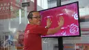 CEO Bukalapak, Achmad Zaky saat acara peresmian kantor Bukalapak.com yang bertepatan dengan perayaan ulang tahun ke-6 di kawasan Kemang, Jakarta, Selasa (12/1). Acara ini dihadiri Menkominfo Rudiantara. (Liputan6.com/Faisal R Syam)