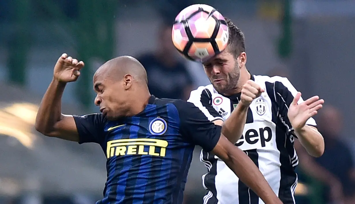 Gelandang Inter Milan, Joao Mario (kiri) berebut bola dengan gelandang Juventus, Miralem Pjanic pada liga Italia di Stadion San Siro, Milan, (19/9). Inter Milan menang atas Juventus dengan skor 2-1. (AFP Photo/Marco Vertorello)