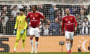 Leny Yoro dan Christian Eriksen tampak lemas saat Manchester United (MU) kebobolan oleh Newcastle United dalam laga pekan 32 Premier League 2024/2025 di St James' Park, Minggu (13/4/2025) malam WIB. MU kalah telak 1-4 dalam laga tersebut. (Owen Humphreys/PA via AP)