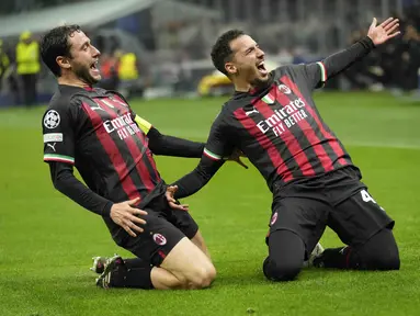 Gelandang AC Milan Ismael Bennacer (kanan) berselebrasi dengan Davide Calabria setelah mencetak gol pembuka timnya ke gawang Napoli pada leg pertama perempat final Liga Champions di San Siro, Kamis (13/4/2023) dini hari WIB. (AP Photo/Luca Bruno)