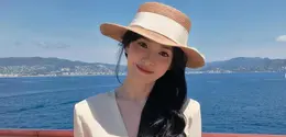 Dalam unggahan tersebut, Song Hye Kyo memperlihatkan keseimbangan sempurna antara bekerja dan berlibur. Latar laut biru yang tenang, dek kapal yang mewah, hingga suasana santai di bawah sinar matahari menjadi pelengkap sempurna bagi penampilannya yang effortless namun tetap sophisticated. [Dok/@kyo1122].