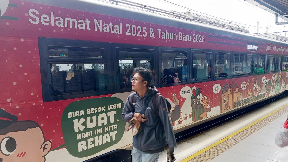 Penjualan Tiket Kereta Api Nataru Tembus 2,4 Juta, Stasiun Mulai Padat