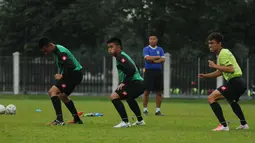 Pelatih Brunei Darussalam U-23, Steven Eng (kostum biru) mengawasi langsung sesi latihan di Lapangan C Senayan, Jakarta, Selasa (24/3/2015). Sejumlah peman timnas Brunei U-23 melakukan peregangan otot jelang berlatih. (Liputan6.com/Helmi Fithriansyah)